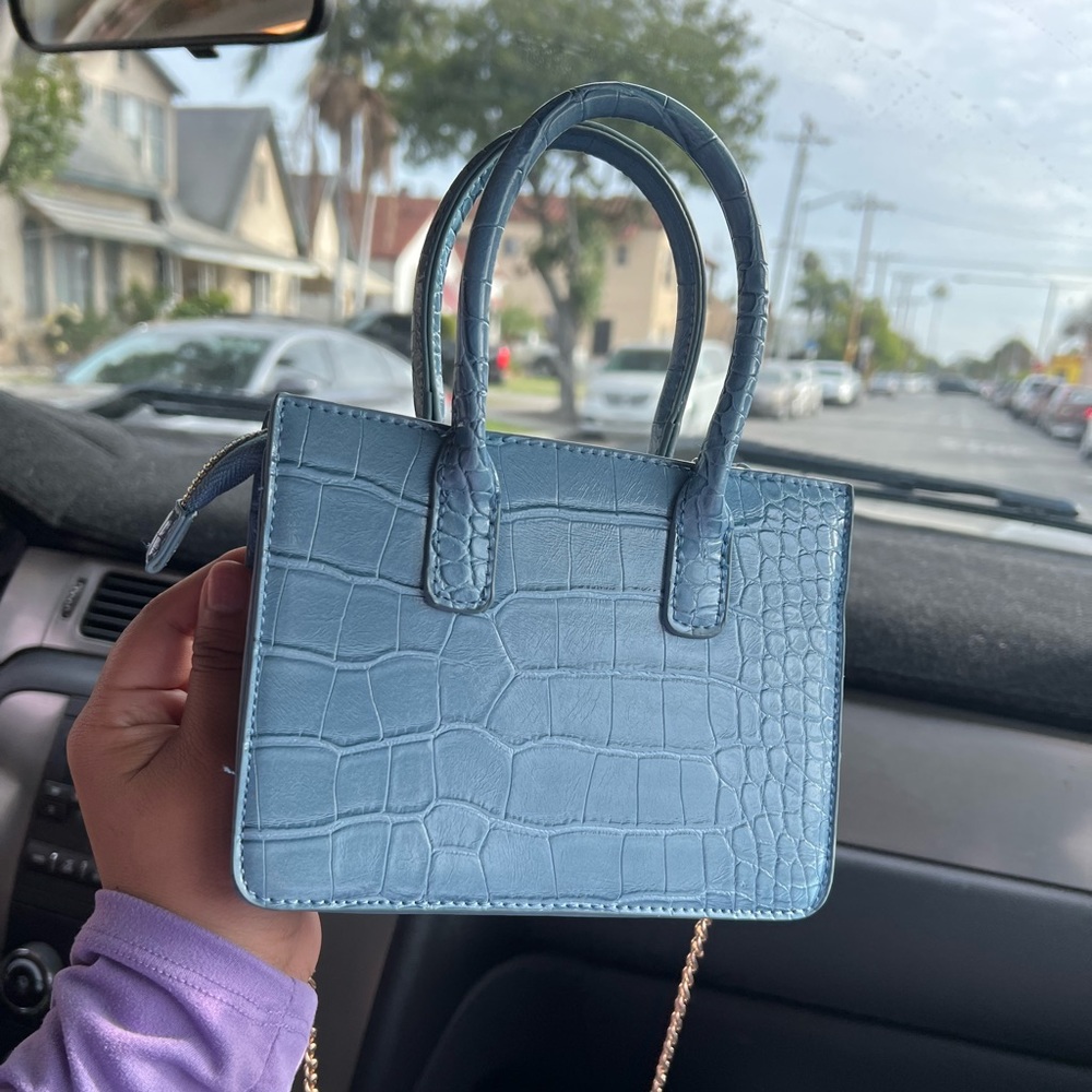 Forever 21 small chain handbag 👜